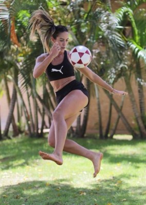 Así es la infartante brasileña que retó a Neymar y le ganó en tenis-fútbol