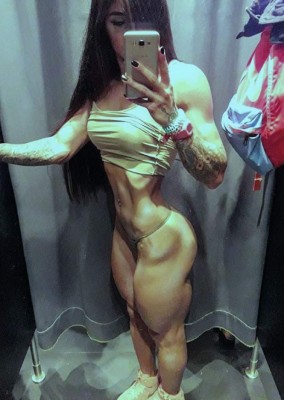 Modelo fitness explota las redes sociales por sus descomunales ¡piernas!