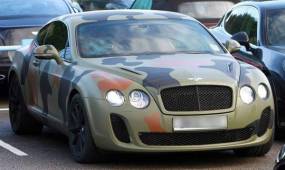 Bentley Continental GT. Uno de los autos predilectos de Mario Balotelli. Tras comprarlo, lo camuflageó al estilo militar, siguiendo la moda de sus botas y ropa preferida. El Bentley Continental GT es un automóvil deportivo de gran turismo del fabricante inglés Bentley.Otros coches de la coleeción del 'Loco': Bugatti Veyron, Ferrari F40, Ferrari 458 Italia, Lamborghini Murcielago LP640-4, Lamborghini Gallardo Superleggera LP570-4, Mercedes 190sl y Bentley Mulsanne.