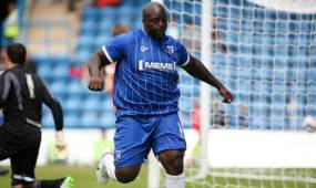 Akinfenwa mostró una gran calidad técnica para ejecutar los lanzamientos desde larga distancia.