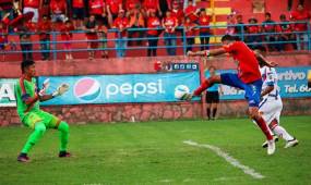 Blas Pérez no llenó las expectativas de los aficionados del Municipal en su debut.