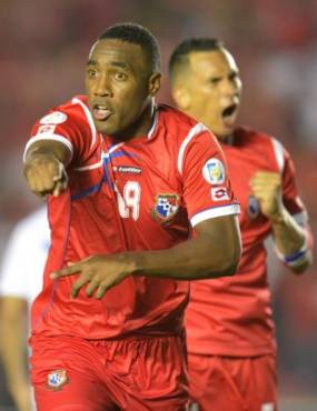 Luis Tejada de PanamÃ¡ (L) celebra con su compaÃ±ero Blas PÃ©rez despuÃ©s de anotar contra Honduras durante la Copa Mundial de la FIFA Brasil 2014 calificador partido de fÃºtbol en el Estadio Rommel FernÃ¡ndez en Ciudad de PanamÃ¡ el 26 de marzo de 2013. AFP PHOTO / Rodrigo ARANGUA