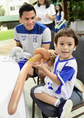 ¡Bonita actividad! Jugadores de la Selección de Honduras dan alegría a niños
