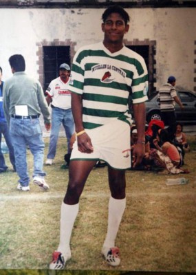 Las mejores fotos del delantero Carlo Costly y sus cambios de look