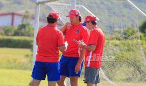 El cuerpo técnico de Olimpia dialogando mientras la plantilla se ejercita. Foto: Ronal Aceituno.