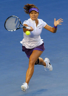 Su majestad Azarenka es la reina de Australia .