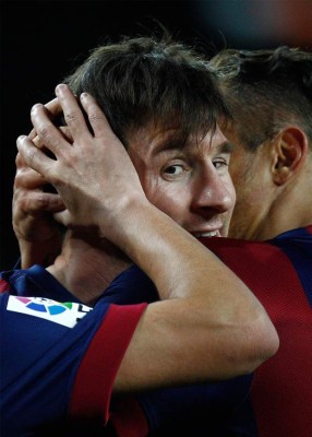 Barcelona goleó 4-0 a Almería y sigue firme hacia el título