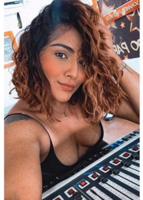 Mujer de palabra: Presentadora colombiana e hincha del Deportivo Cali se quita todo por apuesta