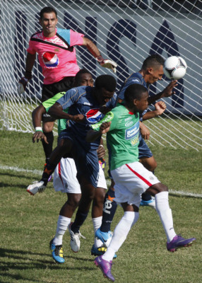 Imágenes del accidentado partido Marathón-Motagua