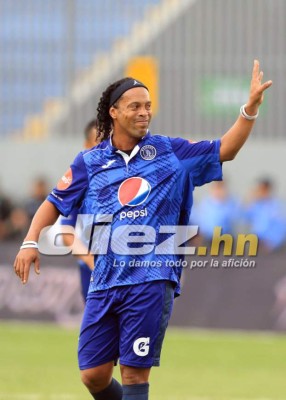 CURIOSAS: Los zapatos de Ronaldinho y su gesto con aficionado ingresó