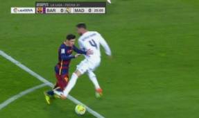 En la repetición de la televisión se ha visto que Messi cae fuera del área antes que Ramos le meta el pie.