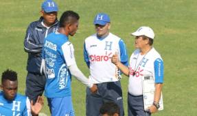 El delantero de la SelecciÃ³n de Honduras, Carlo Costly, inicio los trabajos de este martes en Comayagua con terapia del quinesiÃ³logo Gerardo MejÃ­a para despuÃ©s trotar. Carlo Costly microciclo SelecciÃ³n de Honduras jornada eliminatoria ante El Salvador- Jorge Luis Pinto, entrenador de la SelecciÃ³n Nacional de Honduras- Roy Posas preparador de porteros de la Bicolor- Amado Guevara