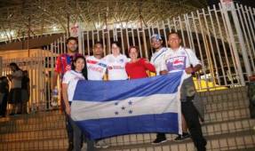 Aficionados del Olimpia en las afueras del estadio Nacional de Costa Rica. (Foto: Robert Vindas-Diez)