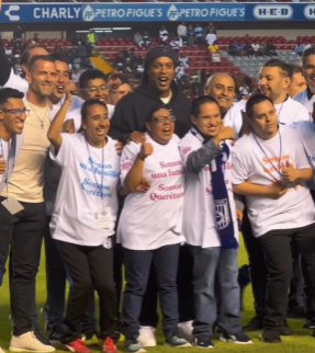 Así fue el regreso de Ronaldinho a México para la reapertura del estadio del Querétaro: solo aguantó medio tiempo
