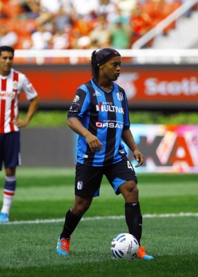 Ronaldinho anota su primer gol con Querétaro