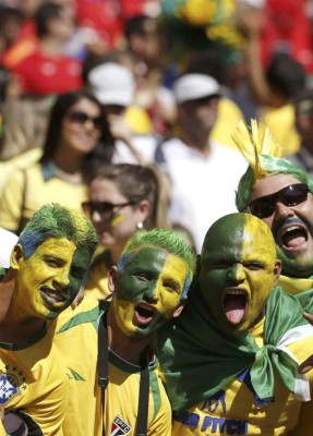 Aficionados disfrutan el Mundial a ritmo de samba.