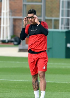 Curioso: Roberto Firmino entrena con anteojos al estilo Edgar Davids
