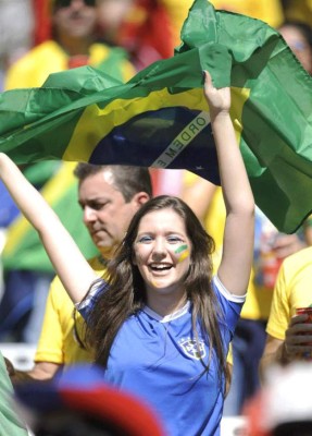 Aficionados disfrutan el Mundial a ritmo de samba.