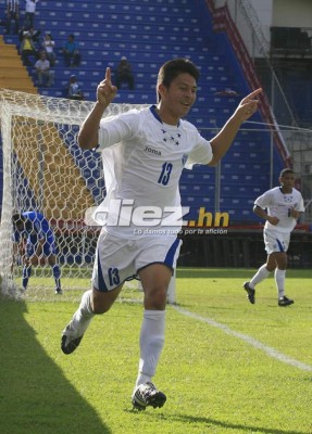 EN FOTOS: Las 20 inolvidables imágenes de Roger Espinoza con la camisa de Honduras