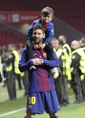En fotos: Así celebraron las esposas e hijos de los jugadores del Barcelona la Copa del Rey ¿Y Shakira?