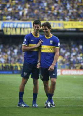 Nadal y Djokovic cierran gira con show de tenis y fútbol en Argentina.