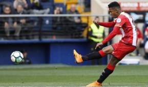 Antony Lozano despeja el esférico en uno de sus encuentros con el Girona.