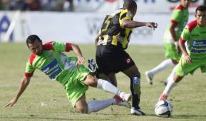Alfredo Mejía sufrió una polémica expulsión durante el clásico sampedrano.