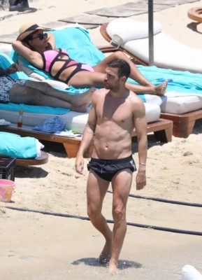 ¡Y tiene 46 años! La modelo libanesa y esposa de Cesc Fábregas deslumbra en sus vacaciones