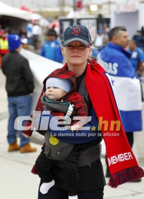 Hondureños pintan de azul y blanco las afueras del estadio Avaya