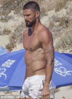 Fotos: Giroud es cazado con su linda novia de vacaciones en España