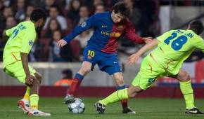 Lionel Messi enfrenta a Makoun y Toulalan en el compromiso de 2009, en Francia / Agencias