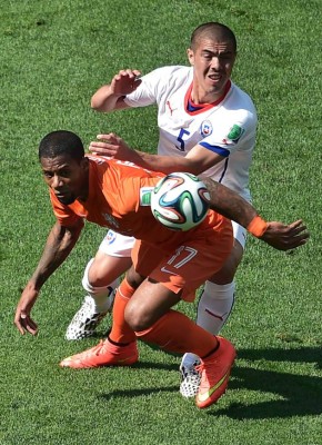 Holanda venció 2-0 a Chile con goles de Leroy Fer y Memphis Depay.
