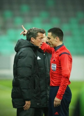 Encontrado con 26 hombres y 9 mujeres: Detienen a árbitro de Champions por prostitución, tráfico de armas y drogas&nbsp;&nbsp;