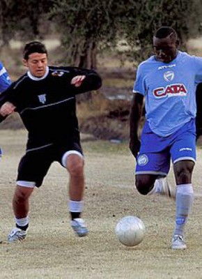 Baño de aceite quemado, uno apaleado y otro apedreado: futbolistas hondureños que fueron agredidos en el extranjero