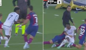 Ferran Torres tuvo que taclear a Vinicius sobre la banda para frenarlo cuando se terminaba la primera parte.