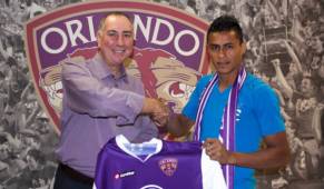 El presidente de Orlando City, Phil Rawlins dándole la bienvenida al salvadoreña. (Foto: Twitter)
