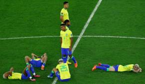 Jugadores de Brasil lloran por la eliminación en el Mundial de Qatar a manos de Croacia en tanda de penales.