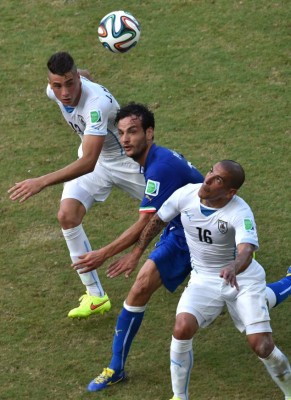 Uruguay le ganó a Italia 1-0 y se clasificó a los octavos