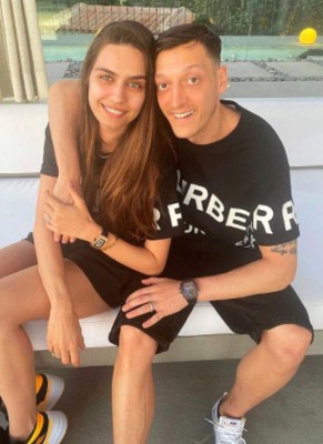 Así es la nueva vida de Ozil con su preciosa turca: compra un equipo mexicano y tiene un bajísimo salario