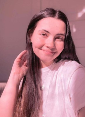 El drama de una joven influencer que es alérgica al agua: un sorbo le corta la lengua y sus lágrimas le hacen daño