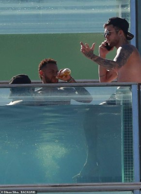 Entre cervezas y amigos, así son las vacaciones de Neymar en Río de Janeiro