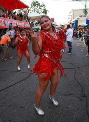 ¡BELLEZA! La campanita se roba el show en el carnaval de La Ceiba