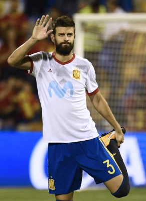 Lo que no se vio en TV: Polémica actitud de Piqué en el himno y el festejo de España en camerinos