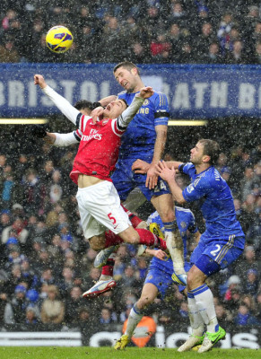 Chelsea vence 2-1 al Arsenal en un derbi londinense bajo la nieve.