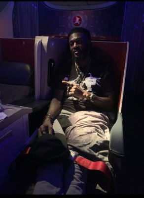 Adebayor llega a Paraguay para ser presentado por Olimpia y desborda locura