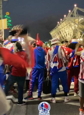 ¡Fuegos artificiales y cánticos! Afición del Olimpia le dio el banderazo previo al juego contra Tigres
