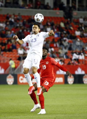 ¡Qué foto de Andy Najar conteniendo la furia de Alphonso Davies! Las mejores imágenes del Canadá-Honduras en Toronto