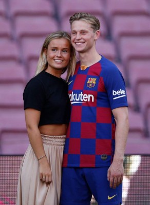 La bella novia de Frenkie De Jong deslumbró en la presentación del jugador en el Camp Nou