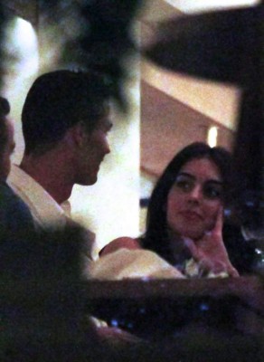 Las últimas fotografías de Cristiano con su novia ¡se la come a besos!