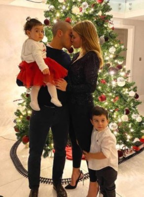 Apasionado beso de Thiago y uno en muletas: Así viven la navidad 2020 los cracks del fútbol